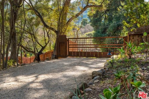 1030 Meadows End Dr, Calabasas, CA 91302-2149
