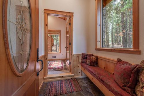 13963 Copenhagen Dr, Truckee CA  96161-6633 exterior