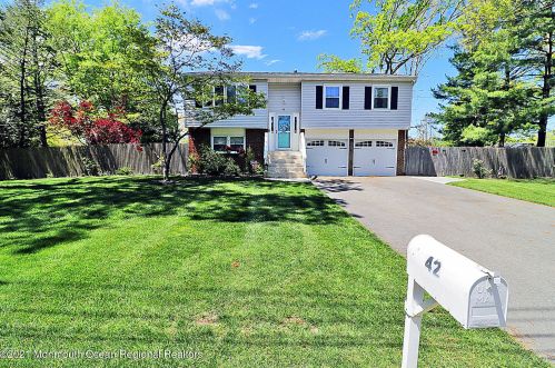 42 Gerald Pl, Berkeley Township, NJ 08721-1616