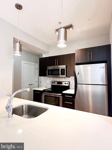 2332 Carpenter St, Philadelphia, PA 19146-2502