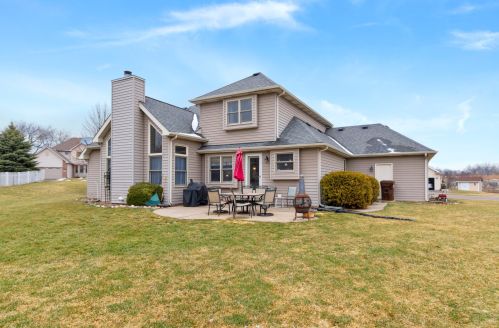1220 Savanna Ln, Bull Valley, IL 60098-4107