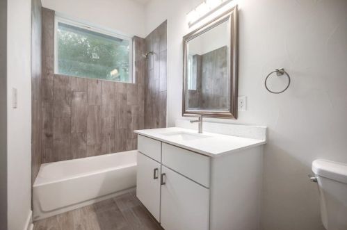 5008 Baker St, Austin TX  78721-1511 exterior