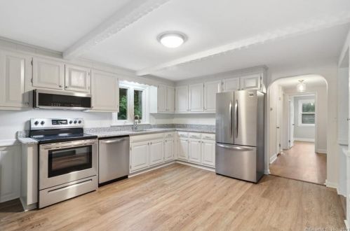 198 Stuart Dr, Southington, CT 06489-3940