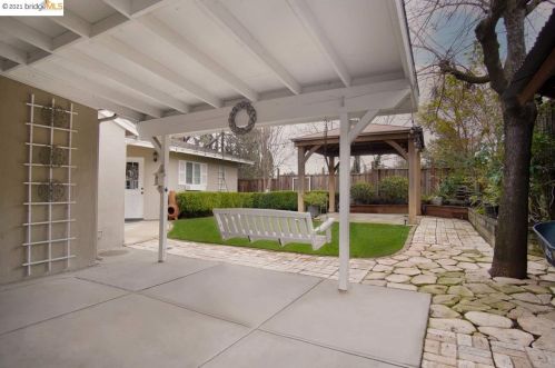 1320 Sherwood Dr, Concord CA  94521-3350 exterior