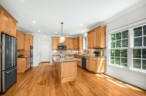 5 Christopher Ln, Norwalk CT  06851-3325 exterior