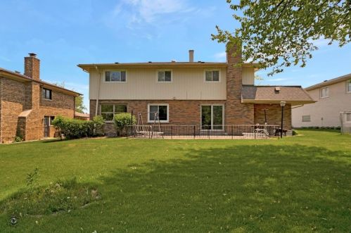 15312 Maple Dr, Oak Forest, IL 60452-1526