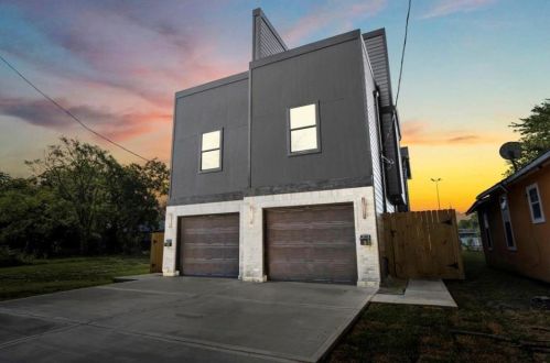 703 Phillips St, Conroe TX  77301-3054 exterior