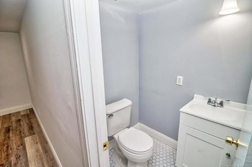 5 Walnut Ave, Huntington CT  06484-2913 exterior