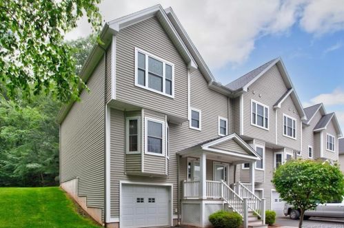 31 Turnpike Rd, Wallingford CT  06492-3033 exterior