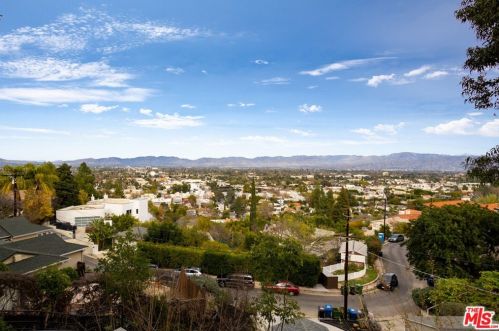 14600 Round Valley Dr, Van Nuys CA  91403-4632 exterior