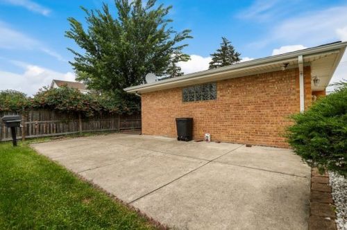 8600 Stolting Rd, Niles IL  60714-1817 exterior