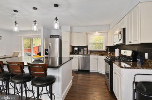 6717 Holford Ln, Springfield VA  22152-2935 exterior