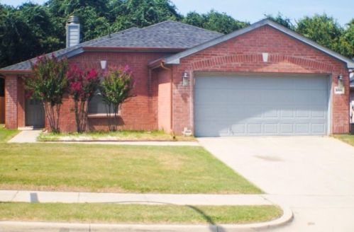 8001 Sartain Dr, Fort Worth, TX 76120-2631