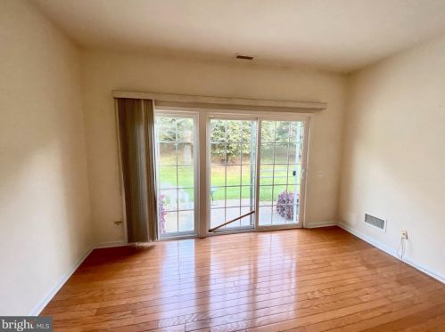 137 Sparrow Dr, Trenton NJ 08690-2464 exterior