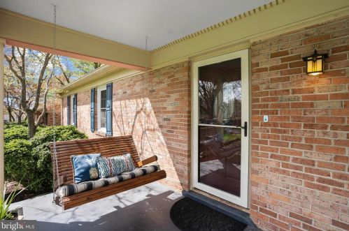 3 Jackson Ave, Round Hill, VA 20141-9425