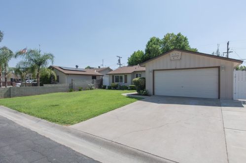 2474 Woodworth Ave, Clovis, CA 93612-4441