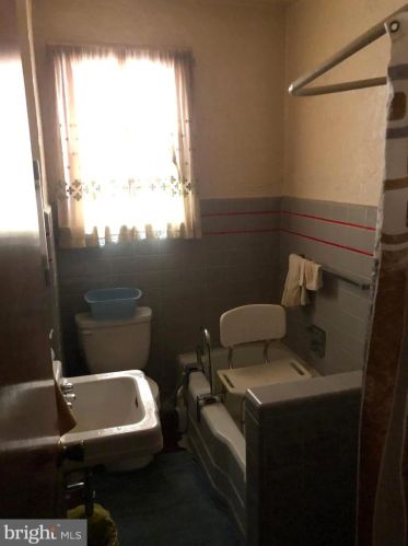 2442 10th St, Philadelphia PA 19133-1614 exterior