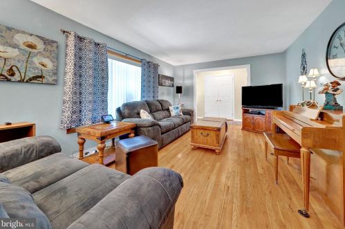 11 Corey Dr, Trenton NJ  08628-1503 exterior