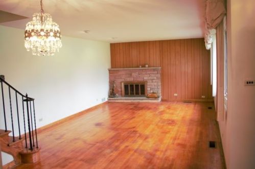 702 Dresser Dr, Mount Prospect, IL 60056-3018