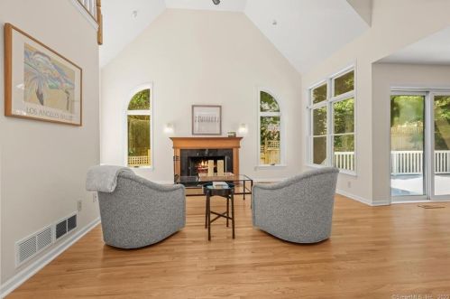 11 Edgewood Dr, Greenwich CT  06831-5213 exterior