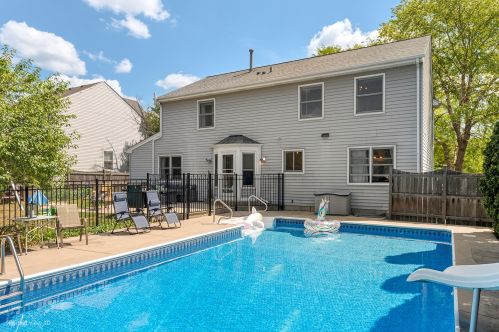6426 Plainview Rd, Gurnee, IL 60031-4418