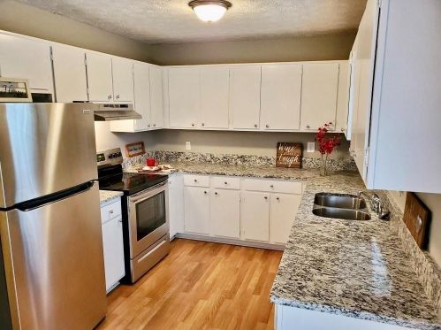 1792 Silver Leaf Dr, Marietta, GA 30008-5884