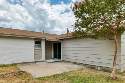 4021 Clemson Dr, Garland TX 75042-5228 exterior