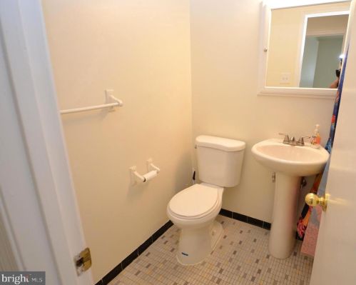 8715 Kenilworth Dr, Springfield VA  22151-1101 exterior