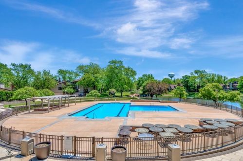 101 Lake Hinsdale Dr, Willowbrook IL  60527-2257 exterior