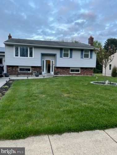 77 Grove St, Erial, NJ 08081-9339