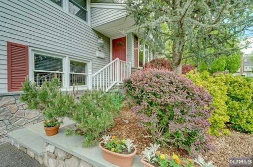 5 Maple St, Cresskill, NJ 07626-2417