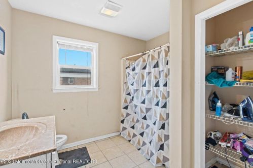 1317 Washington Ave, Tinton Falls NJ 07701-5760 exterior