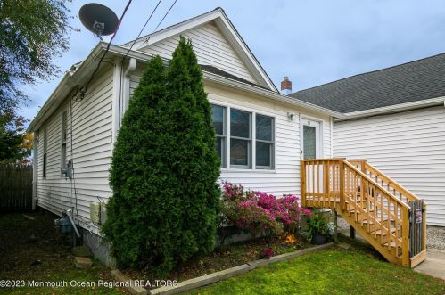 107 Leonard St, Tinton Falls, NJ 07701-1246