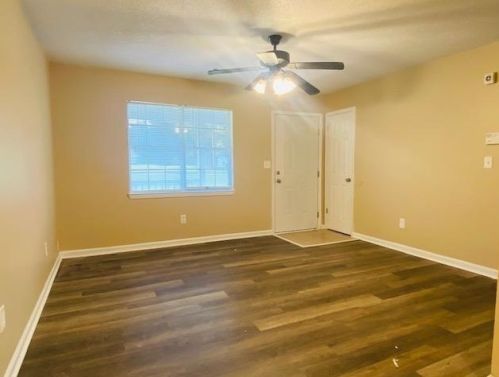 40 Grove Creek Dr, Locust Grove, GA 30248-3903