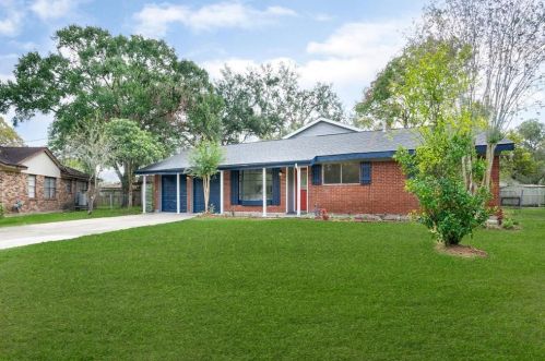 4 Painter Ct, Angleton, TX 77515-5109