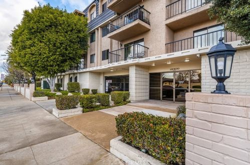 12400 Montecito Rd, Seal Beach, CA 90740-2744