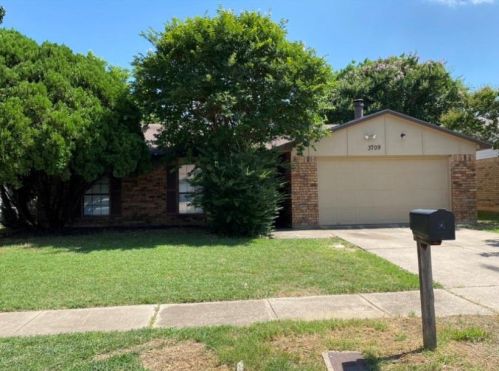 3709 Bridalwreath Dr, Fort Worth, TX 76133-7631