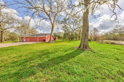 2029 Pond Shore Dr, Angleton TX 77515-7483 exterior