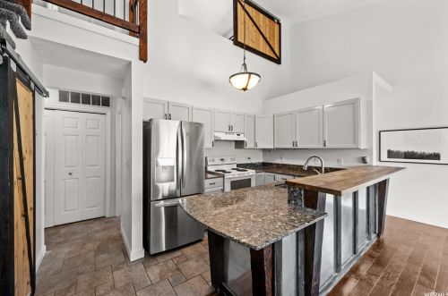 9229 Jefferson Cv, Sandy UT exterior