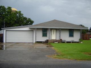 723 33rd St, Nederland, TX 77627-7106