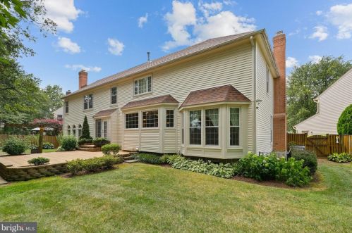 1450 Winterberry Ct, Herndon, VA 20170-3930