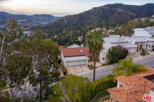 3334 Oakmont View Dr, Glendale, CA 91208-1158