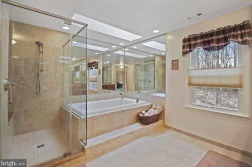 704 Pebble Bch Dr, Silver Spring MD 20904-3576 exterior