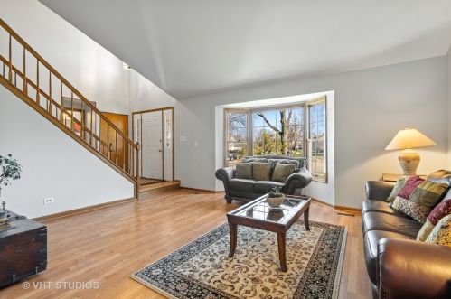 2203 Hunter Dr, Arlington Hts, IL 60004-7211