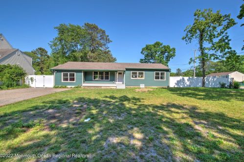 235 Oak St, Berkeley Township, NJ 08721-1033