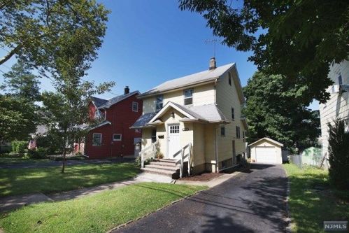 864 Lincoln Pl, Teaneck, NJ 07666-2574
