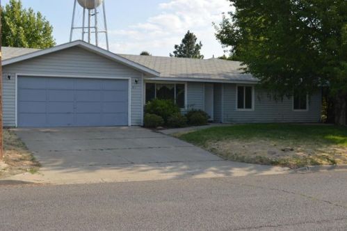 611 3rd Ave, Zillah, WA 98953-9684