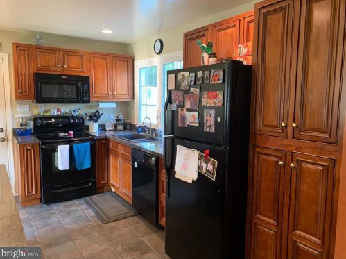 7011 Gillings Rd, Springfield VA  22152-3236 exterior