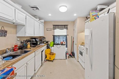 1317 Washington Ave, Tinton Falls NJ 07701-5760 exterior