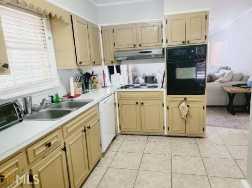 2844 Middlesex Ct, Lithonia, GA 30078-3113